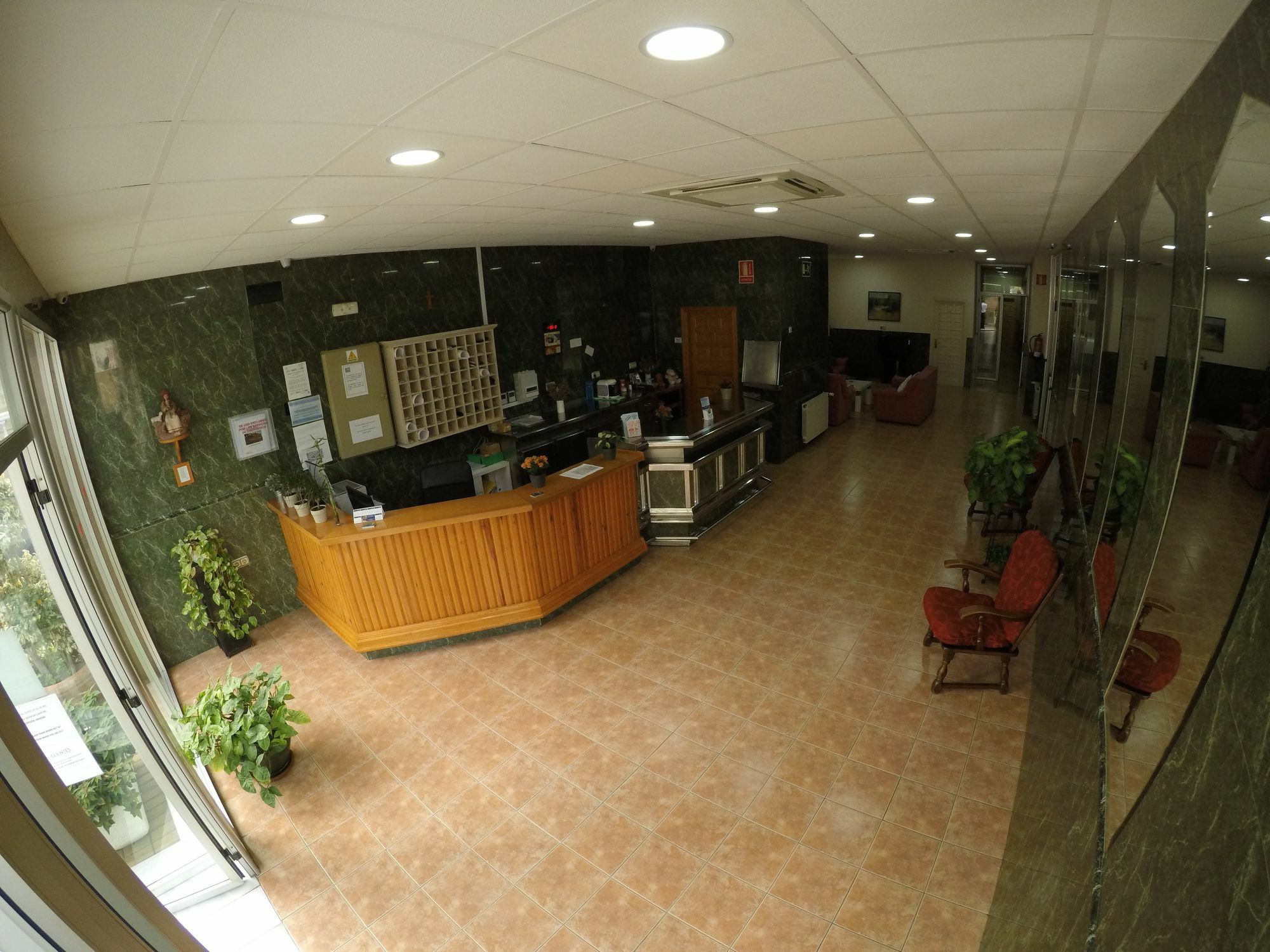 Hostal La Casa De Enfrente Málaga Esterno foto